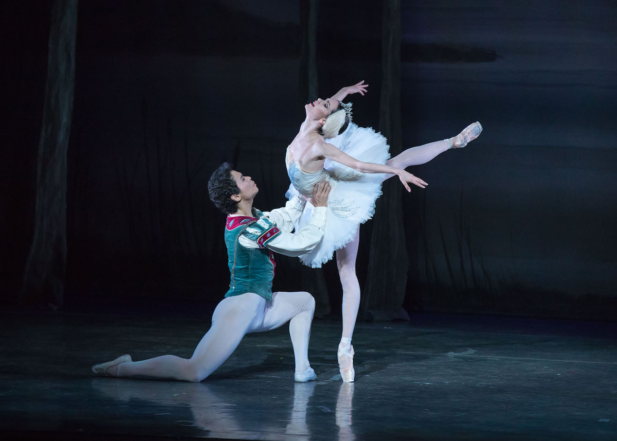 Los Angeles Ballet's "Swan Lake" with Kenta Shimizu & Petra Conti. Photo by Reed Hutchinson.