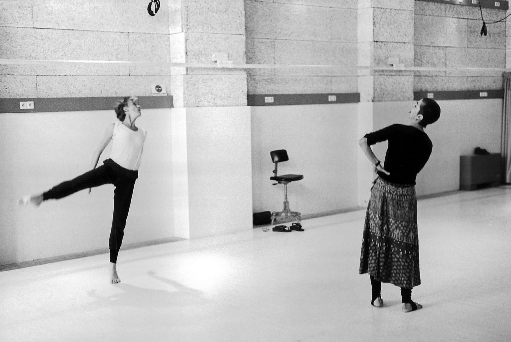 Viola Farber rehearsing Mathilde Monnier at CNDC. Angers 1982 - Photo ©Tristan Jeanne-Valès