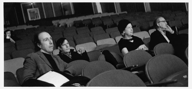 Richard Hamilton, John Cage, Teeny Duchamp, Marcel Duchamp. Jasper Johns in the background - rehearsal of Cunningham's "Walkaround Time" - Buffalo, NY 1968 - Photo © James Klosty
