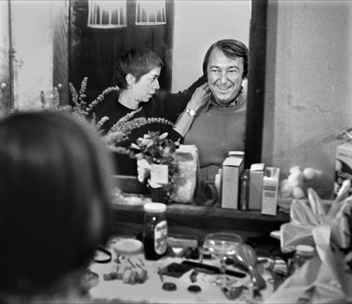 Viola Farber cutting Jasper Johns' hair - BAM 1970 - Photo © James Klosty