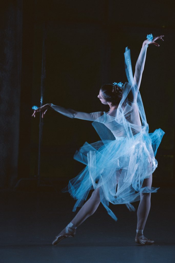 American Contemporary Ballet - Snowflakes in Lincoln Jones's "The Nutcracker Suite" - Photo by Anastasia Petukhova