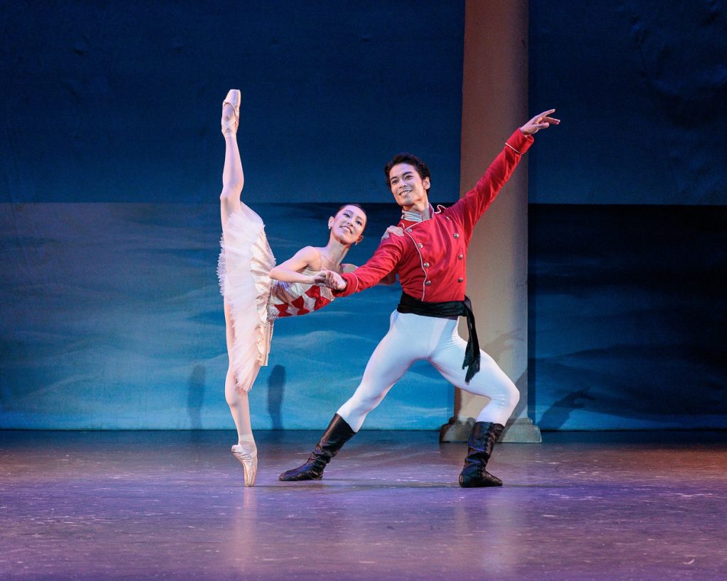 Los Angeles Ballet - Yuka Iseda & Kenta Shimizu in "The Nutcracker" - Photo: Reed Hutchinson