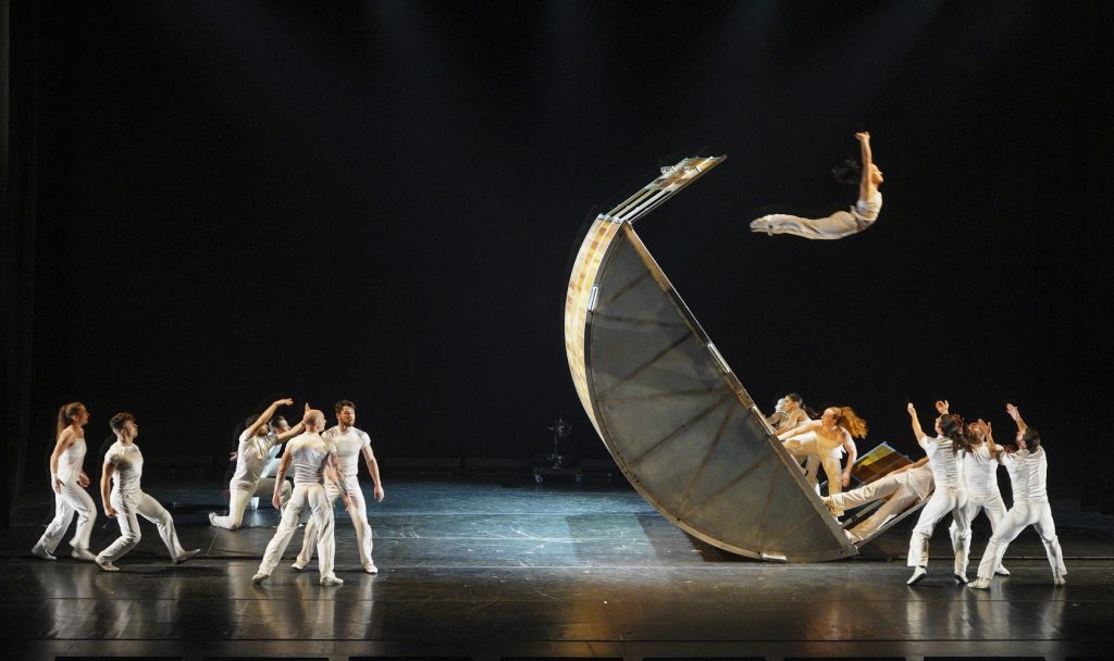 DIAVOLO/Architecture In Motion - "Trajectoire" by Jacques Heim - Photo by Lawrence K. Ho