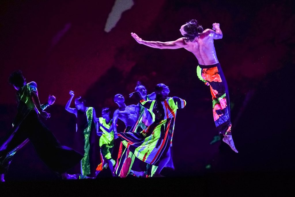 Scene from Cloud Gate Dance Theatre's "13 Tongues" - Photo courtesy of The Segerstrom Center