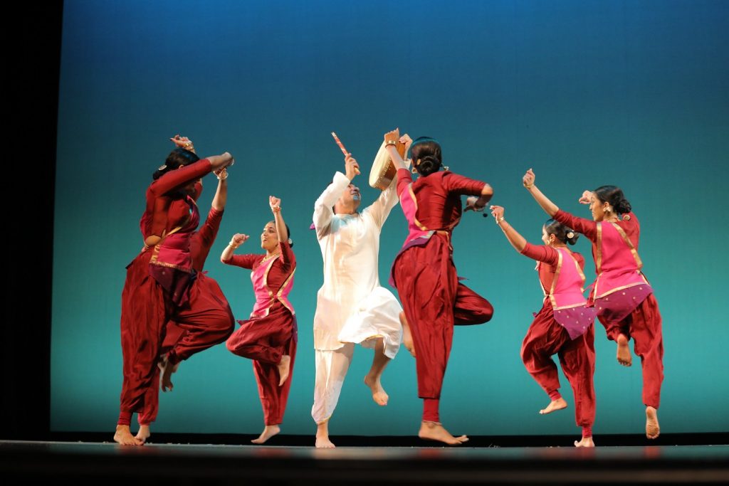 Arpana Dance Company - Jose Pineda, Raashi Subramanya, Shrinidhi Sriram, Vivahni Shastry, Sumunaa Gnanashanmugam, Anjal Jain, and Medha Nair in "Eravaaka" - Photo by Gunindu Abeysekara